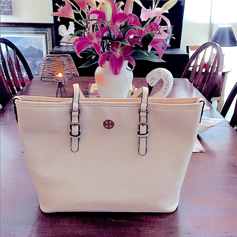 Handbag in a lovely cream color very elegant